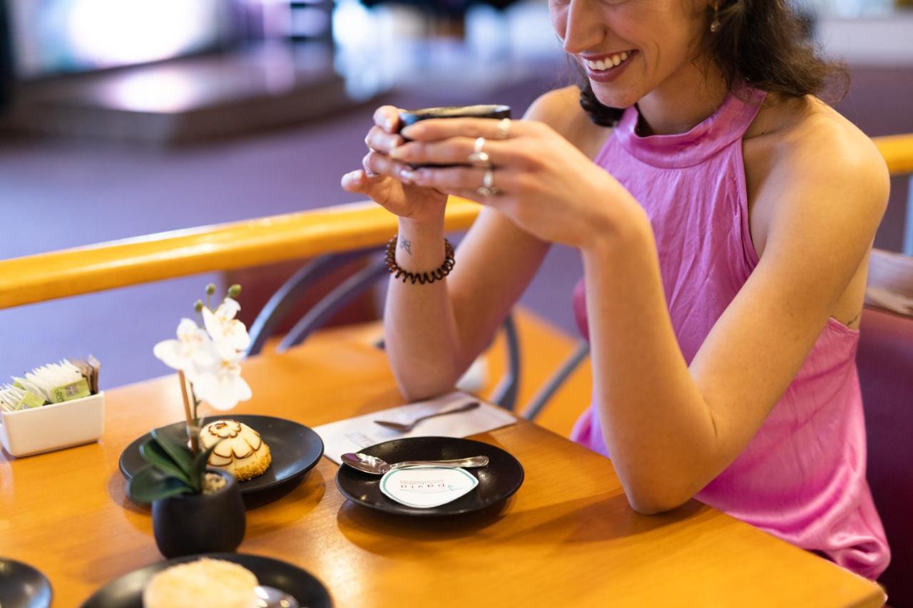 David Dead Sea Resort & Spa Ein Bokek Luaran gambar A woman drinking green tea