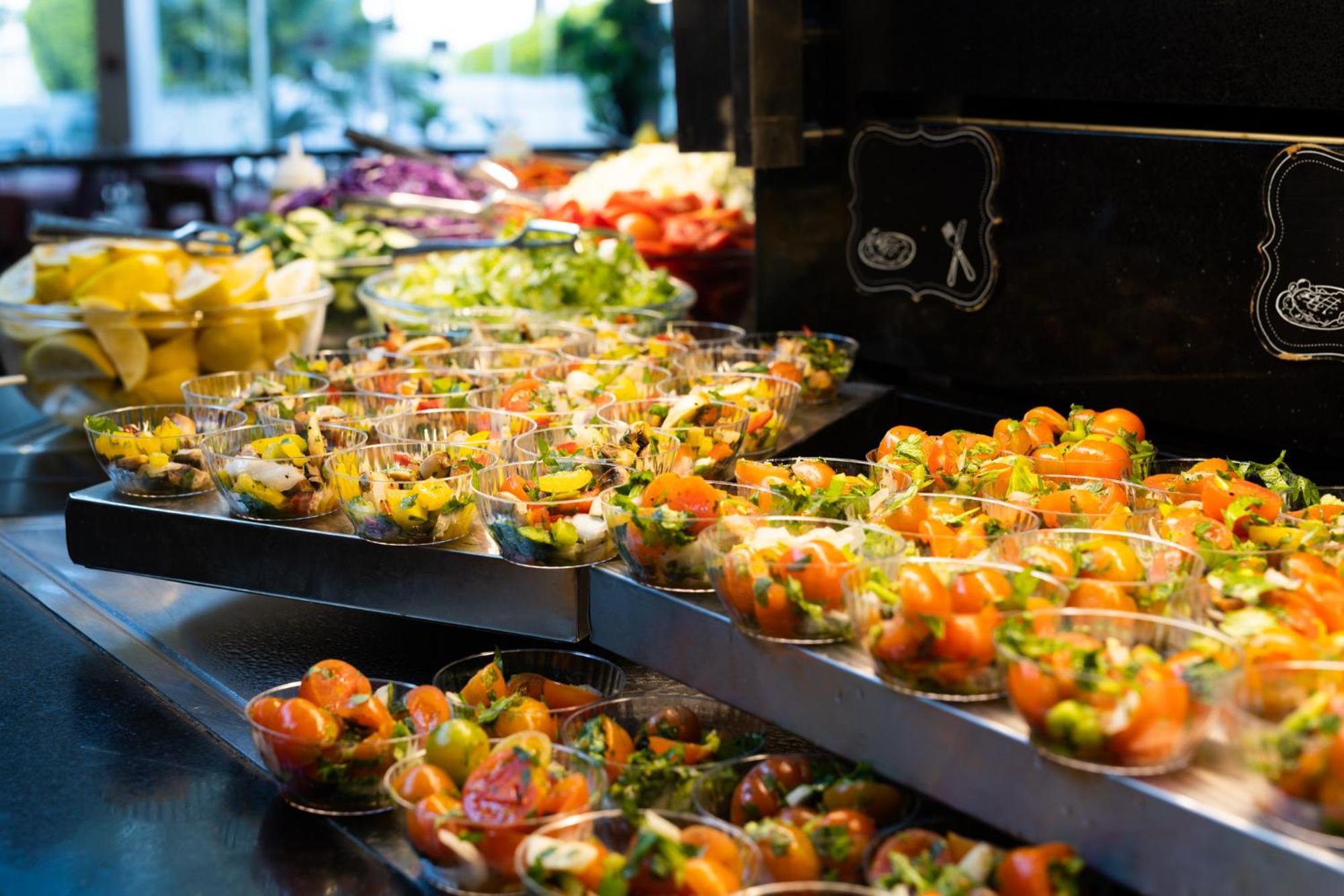 David Dead Sea Resort & Spa Ein Bokek Luaran gambar A salad bar