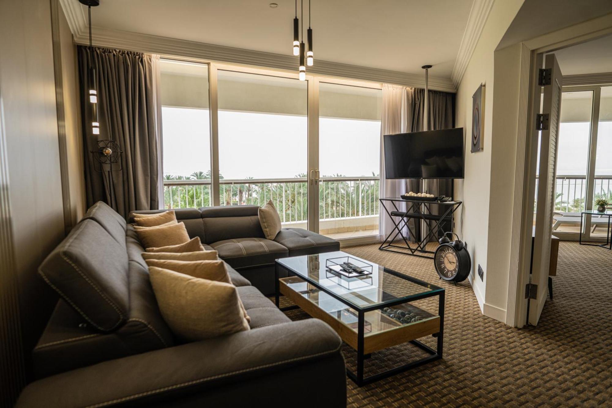 David Dead Sea Resort & Spa Ein Bokek Luaran gambar A living room in a suite at the MGM Grand